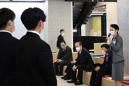 文教大学、経営学部の学生が足立区長に行政課題解決のための提言を実施[ニュース]